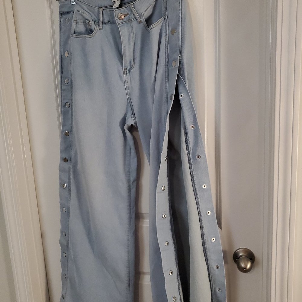 Denim jeans with snaps